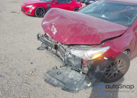 2015 Toyota Camry Le z USA, uszkodzony, nr VIN 4T1BF1FK7FU981589